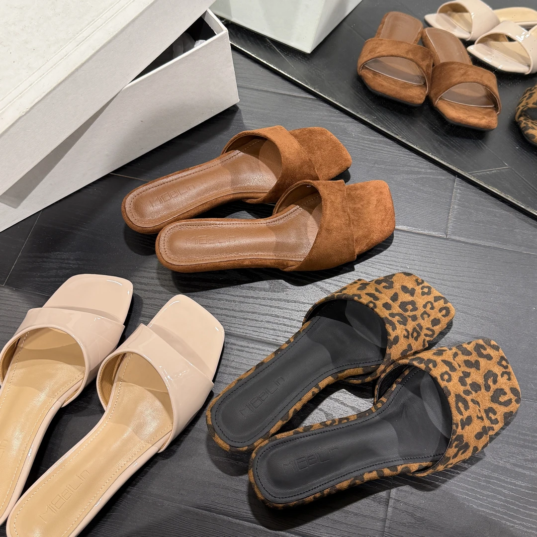 慵懒极简~2025复古方头露趾百搭平底拖鞋女外穿豹纹粗跟一字凉拖