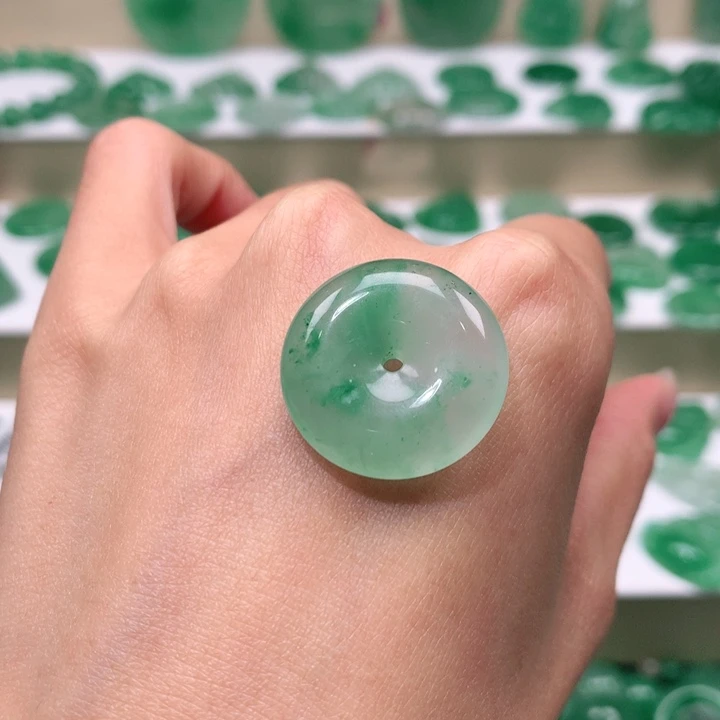 颈饰未镶嵌石英质玉