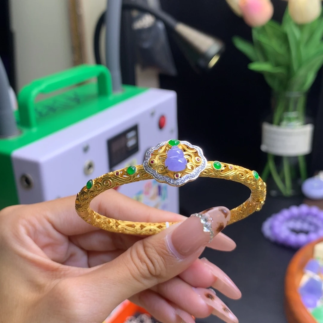 天***杨翡翠18K金镶嵌颈饰