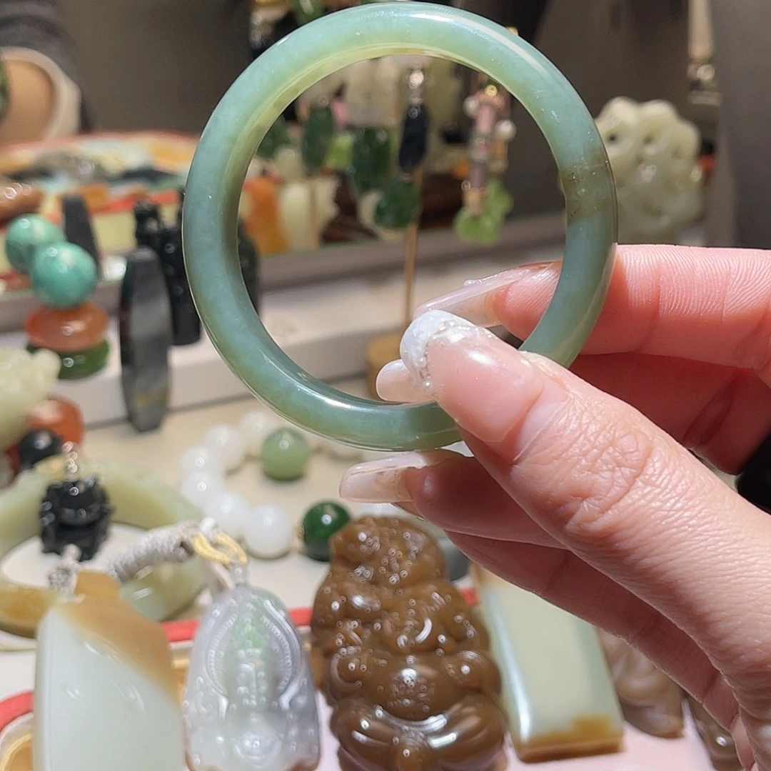 和田玉未镶嵌手镯