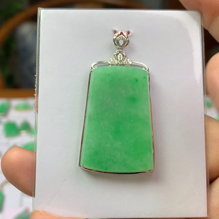 翡翠18K金镶嵌颈饰翡翠吊坠