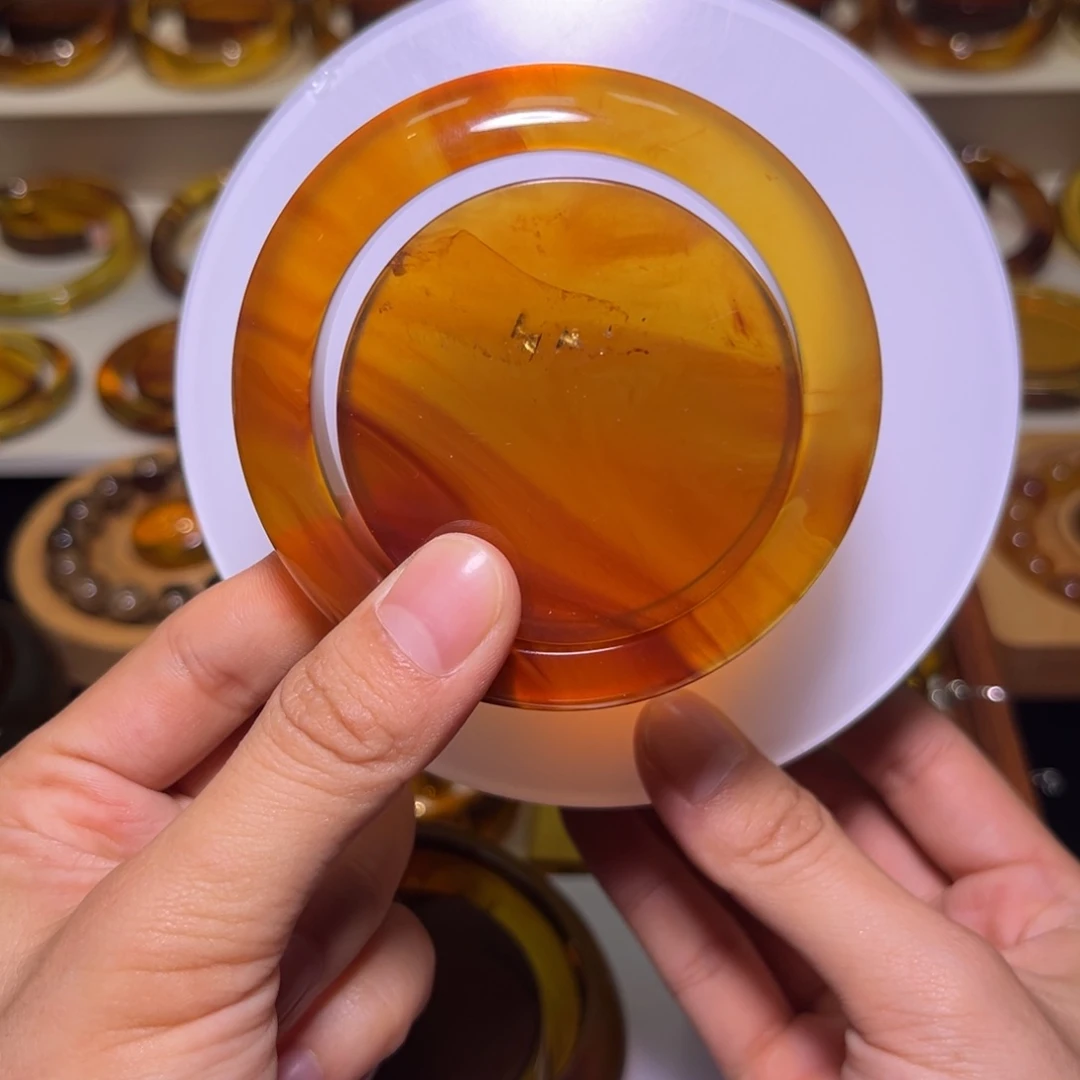 琥珀未镶嵌手镯在****姐手镯55.5/16