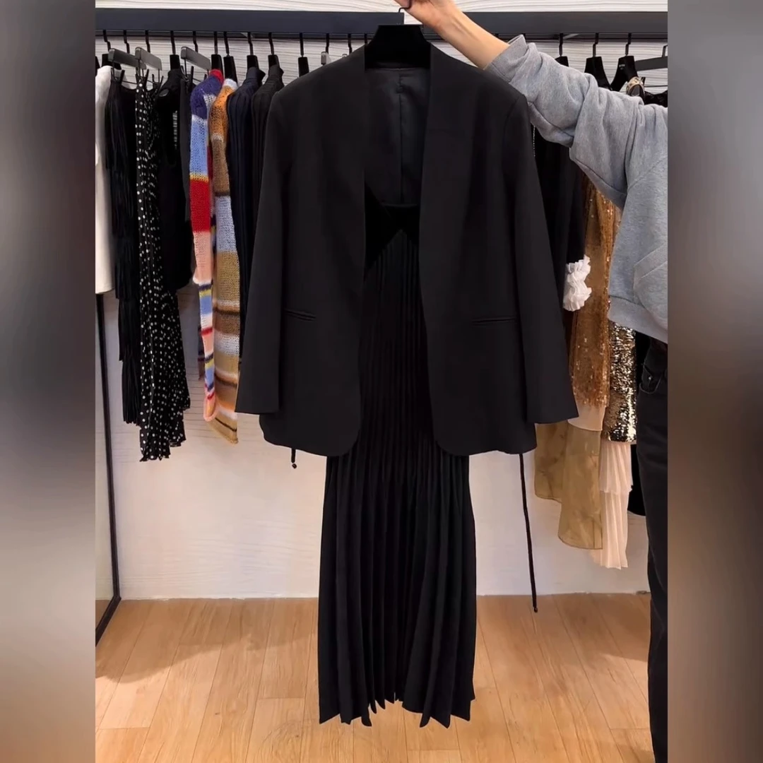 新款早秋小个子休闲宽松赫本风高级感黑色西装外套吊带连衣裙套装