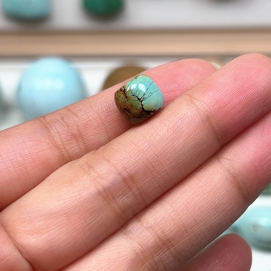 苏***具绿松石未镶嵌珠宝奇石