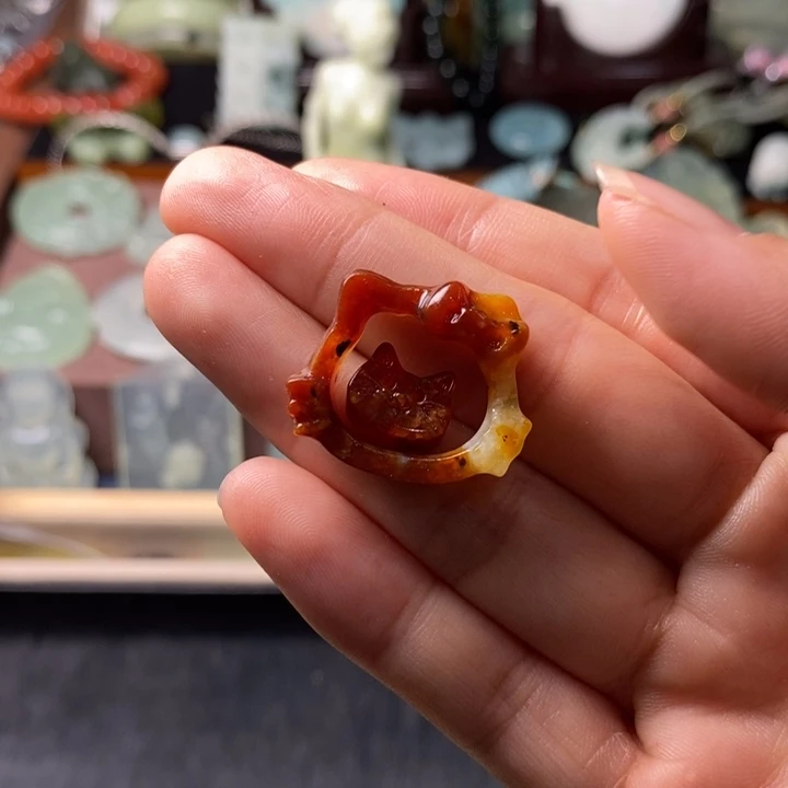 多***猪未镶嵌蛇纹石玉颈饰