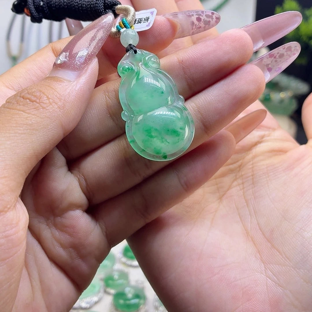 石英质玉（非洲翠）未镶嵌颈饰葫芦