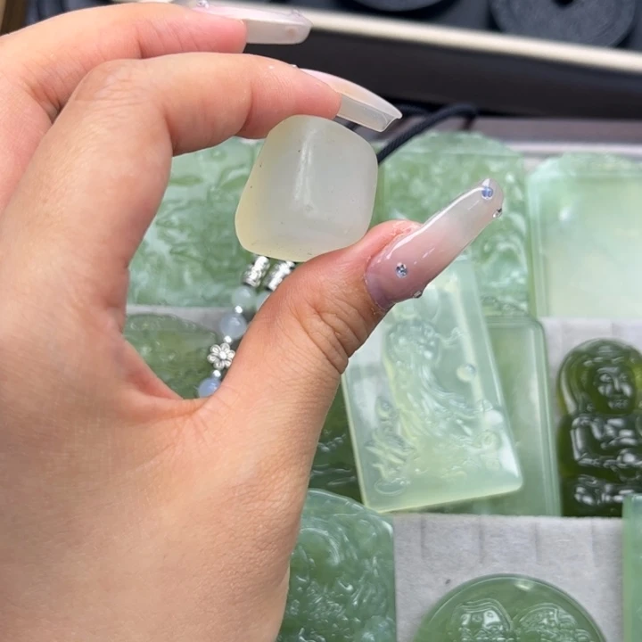 用***2蛇纹石玉未镶嵌颈饰