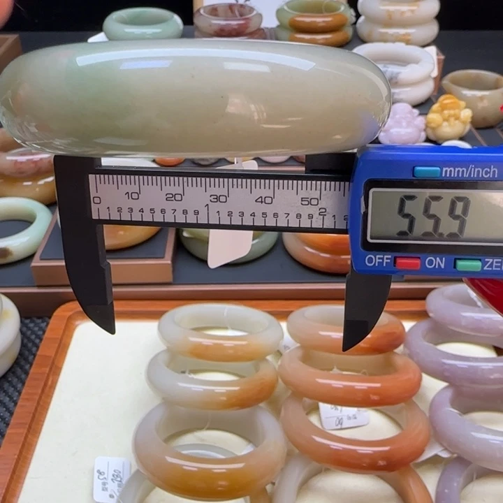 石英岩玉未镶嵌手镯