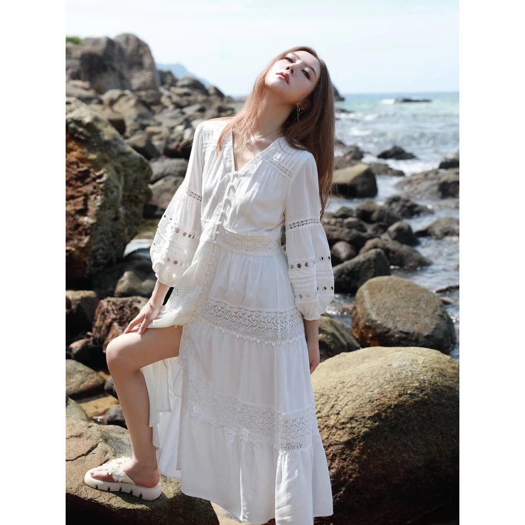 仙气连衣裙白色V领蕾丝长袖春夏复古修身显瘦海边度假拍照裙