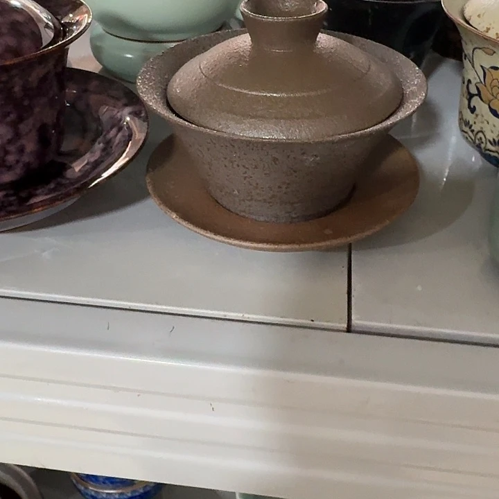 主人杯一个，瓷。。主人