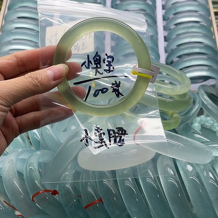 ****宝蛇纹石玉未镶嵌手镯