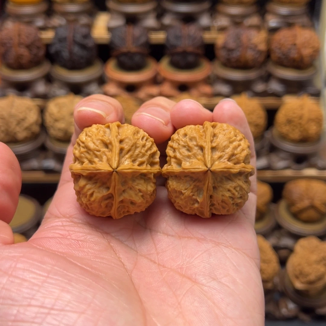 福***.文玩核桃把件37mm绣球四方。仅此一对。