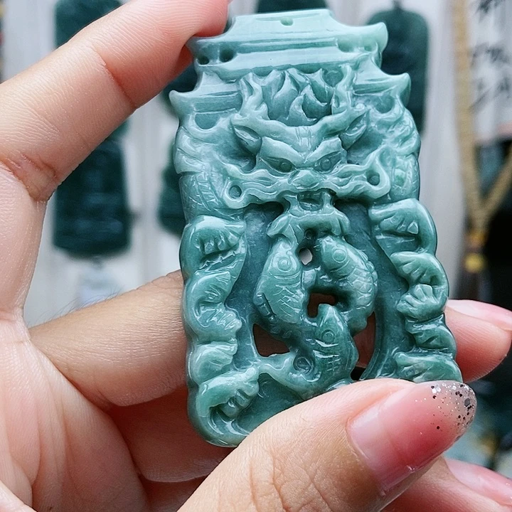 颈饰足铂镶嵌翡翠翡翠