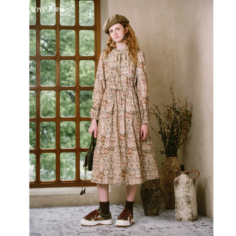 菀壹2025冬季新款复古印花连衣裙女a字系带中长裙Q06100451