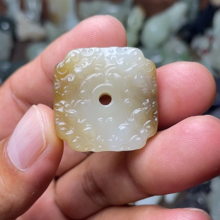 胡****和田玉未镶嵌颈饰