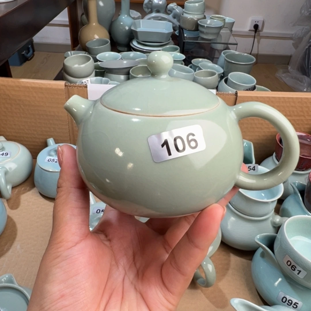 微瑕豆青西施壶。