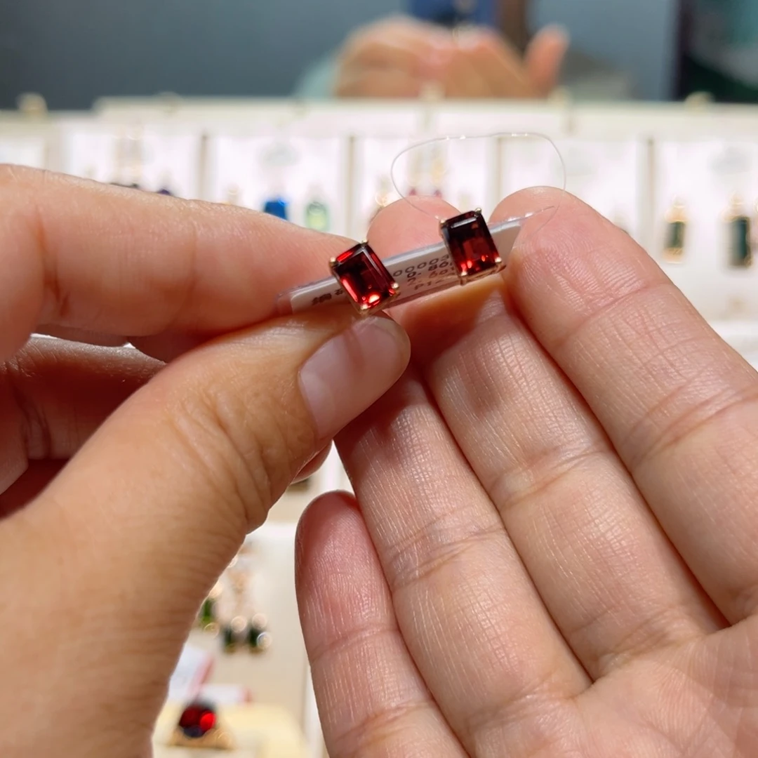 女***神18K金镶嵌耳饰石榴石