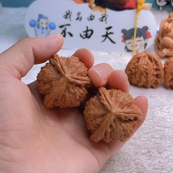 吊坠文玩核桃大**?三棱