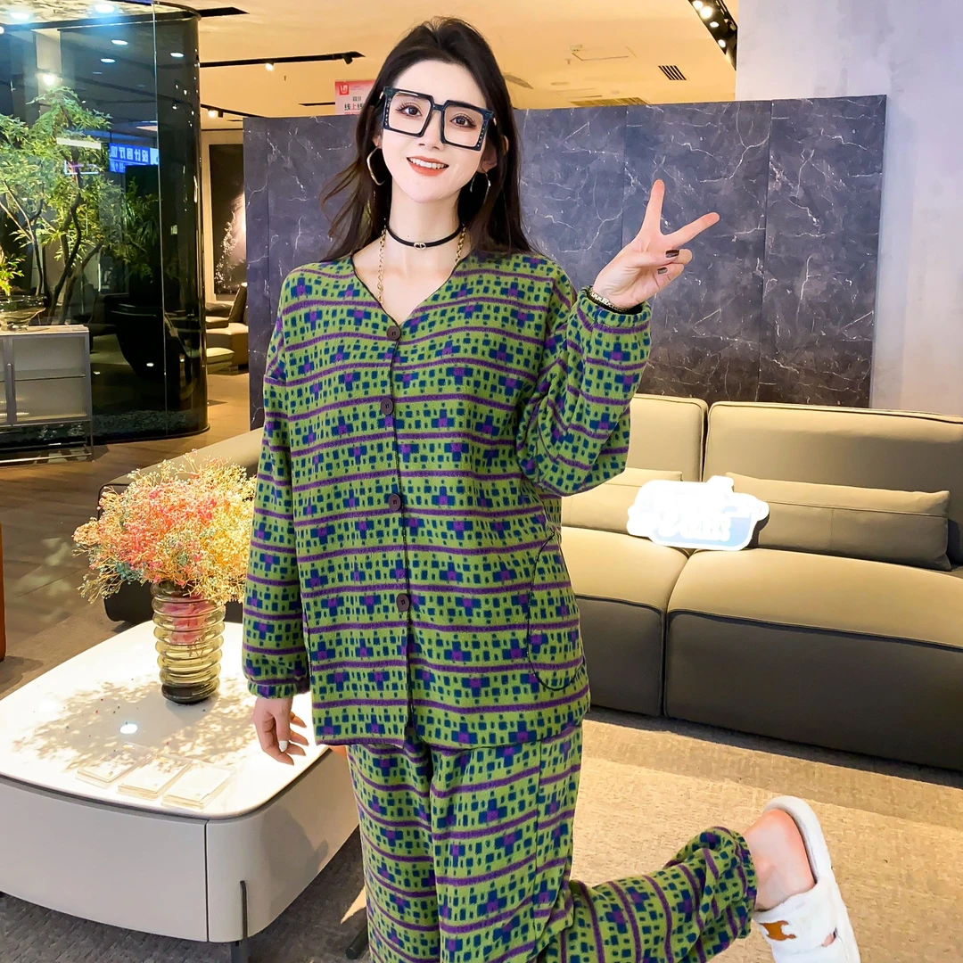 冬季新款加绒大码开衫带兜女宽松小熊复古绿可外穿保暖锁温收口袖