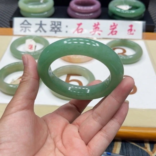 石英质玉手镯未镶嵌家**女