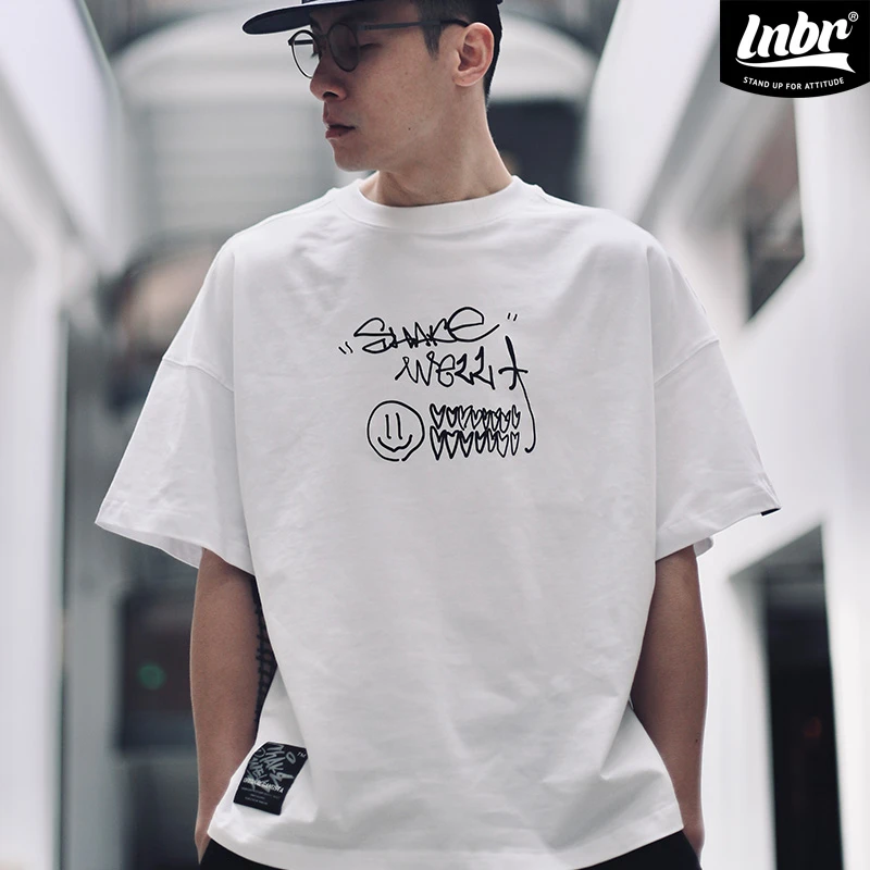 艺术家联名夏新品白色搞怪兔子涂鸦印花T恤潮