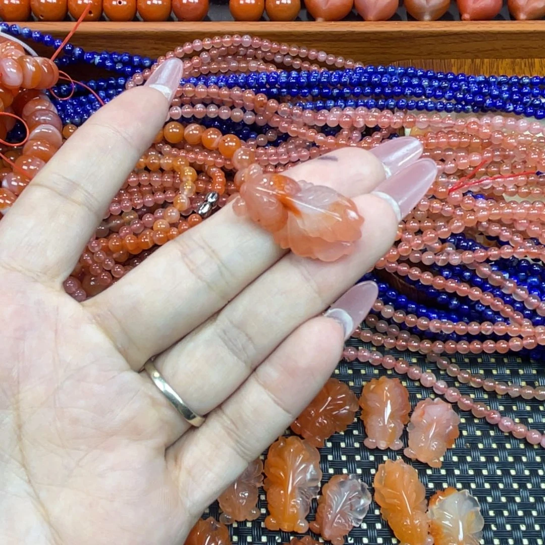 南红玛瑙未镶嵌颈饰金鱼