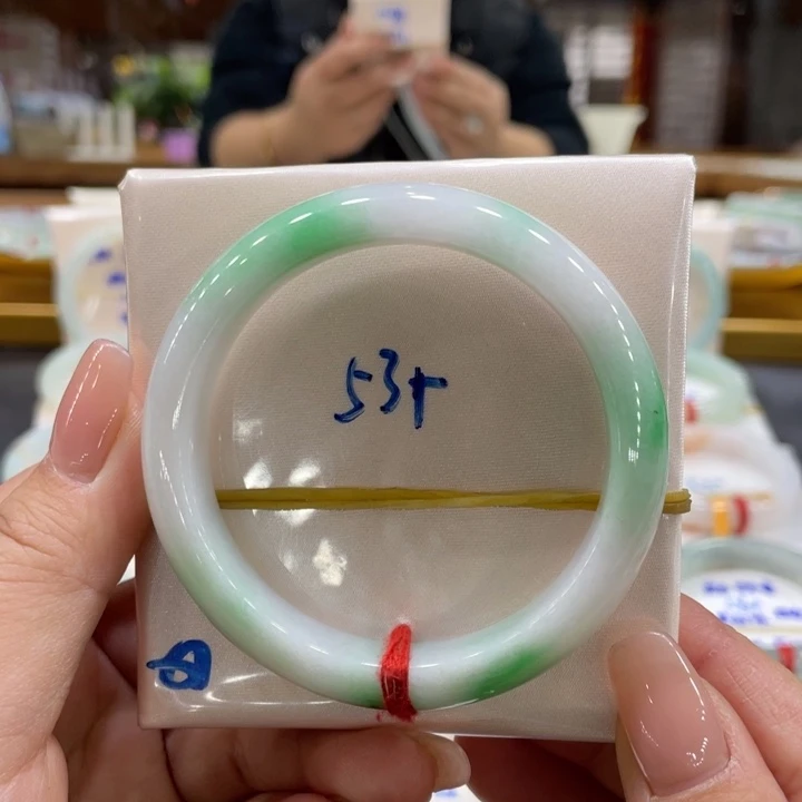 翡翠手镯未镶嵌翡翠