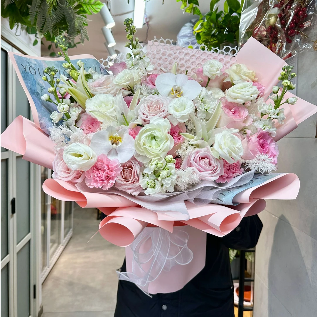 【岁月如歌】19朵玫瑰4朵百合混搭浅色高档生日花束送女士流行花束