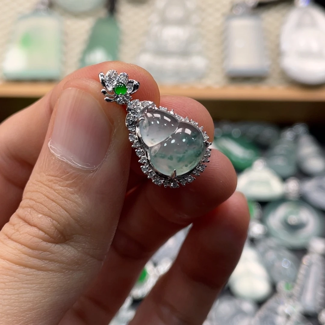 翡翠18K金镶嵌颈饰葫芦