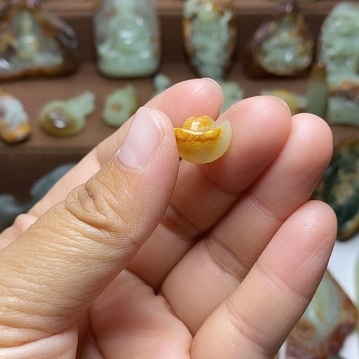 王***️岫岩河磨玉（透闪石质玉）未镶嵌颈饰