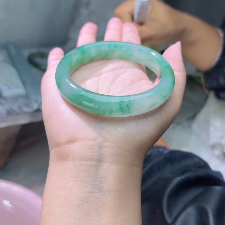 徐***铭未镶嵌手镯石英质玉（非洲翠）定制