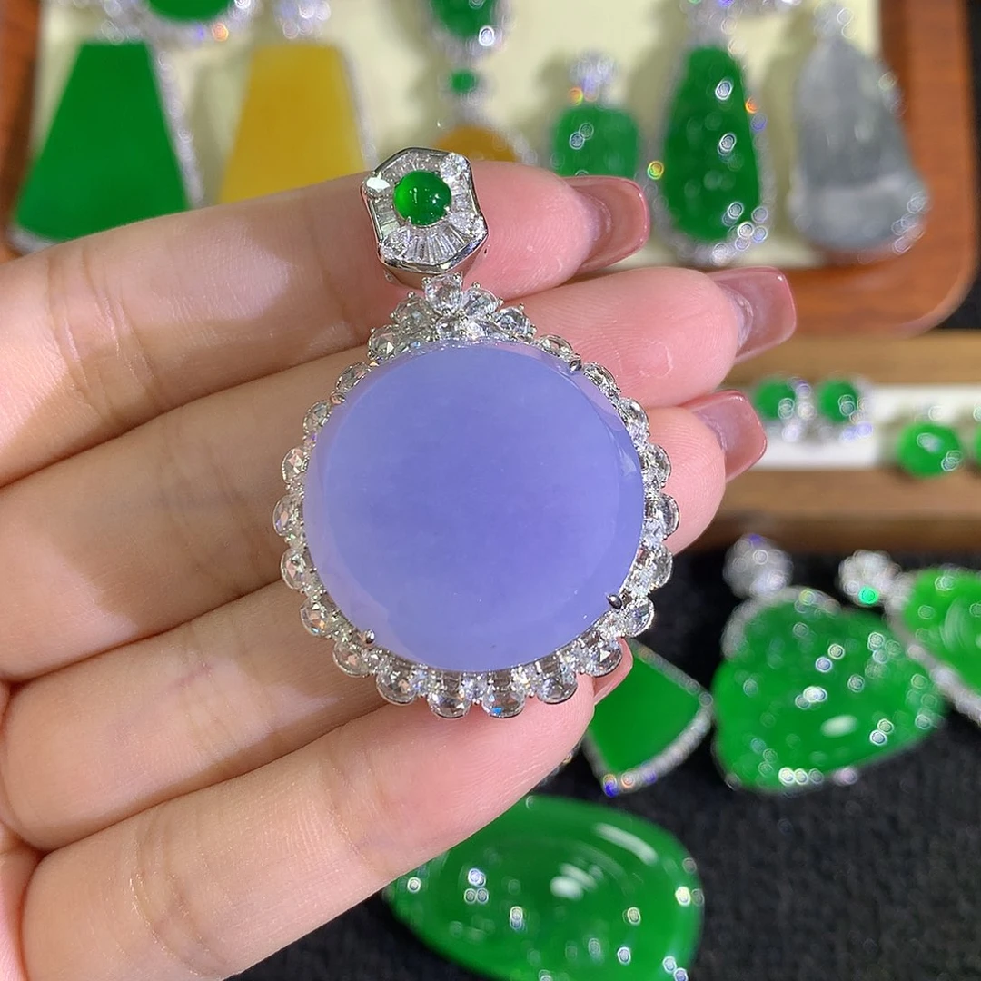 颈饰18K金镶嵌翡翠无事牌