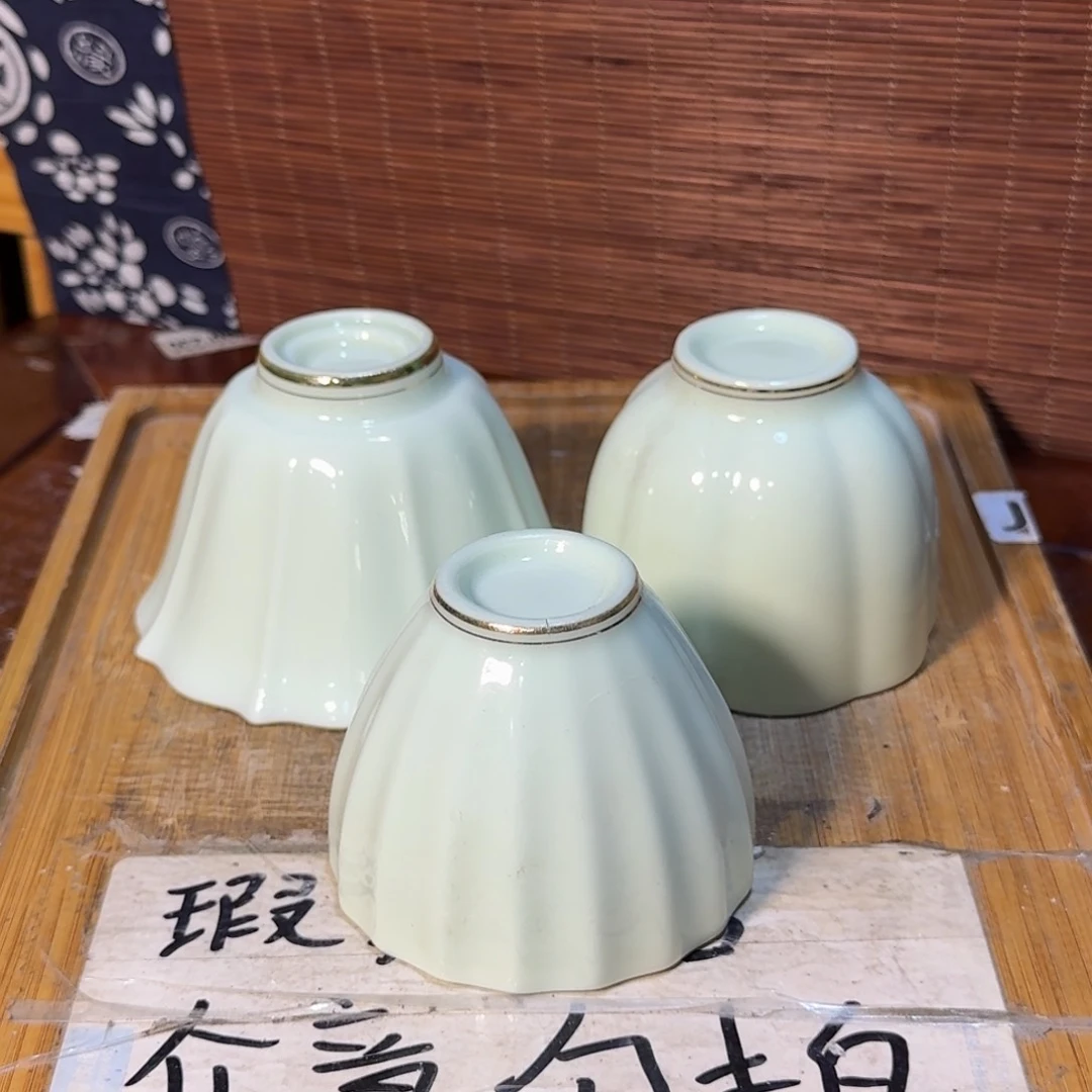 微瑕疵介意勿拍陶瓷器皿D275底部微瑕疵介意勿拍