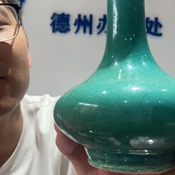 瓷片鱼子绿瓶子水里有