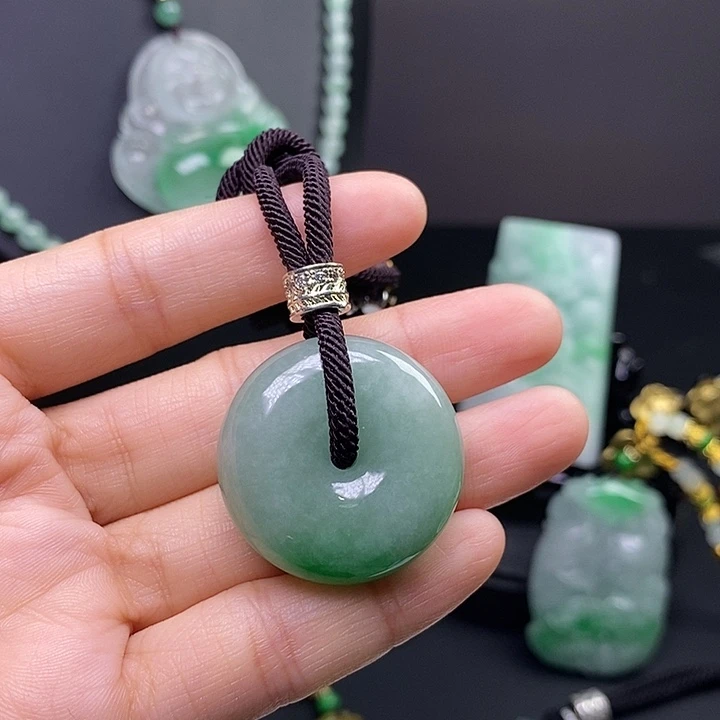 翡翠未镶嵌吊坠(赠链)