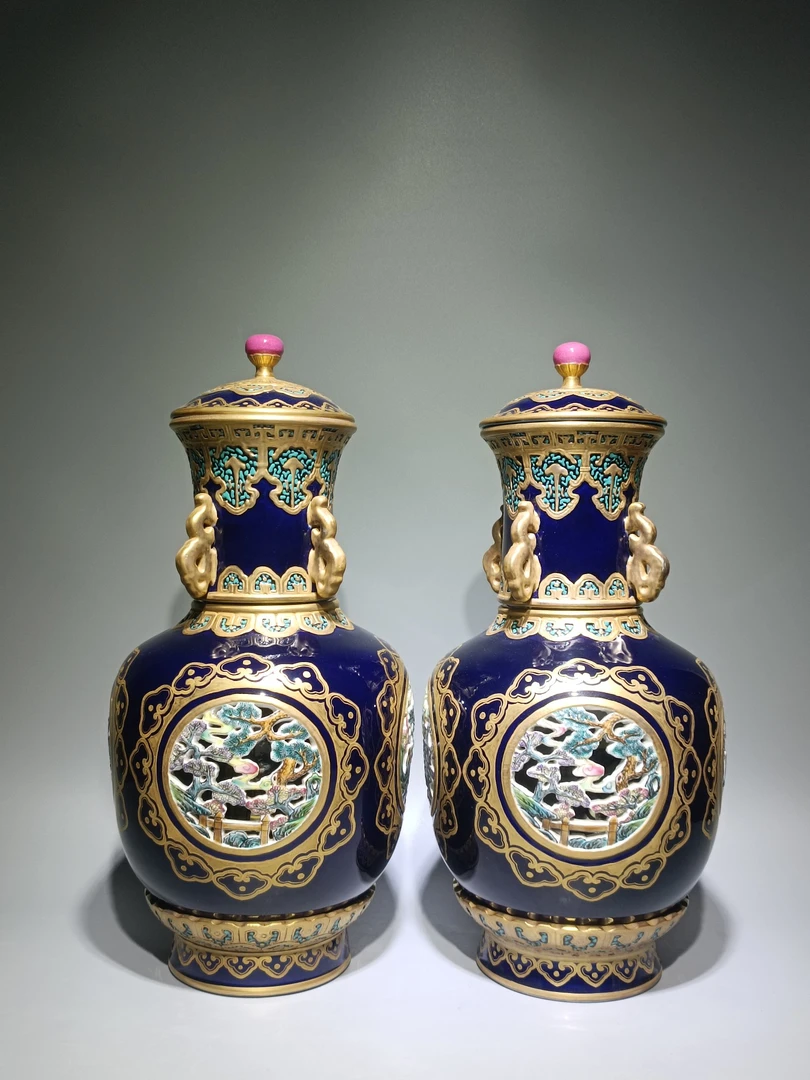 粉彩霁蓝釉描金宝相花图案开窗八仙人物双耳棒椎瓶