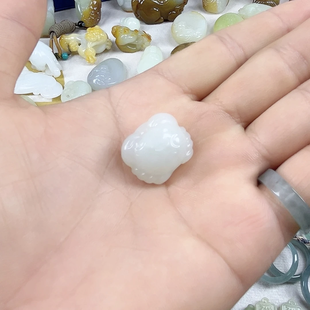 颈饰未镶嵌和田玉（糖玉）