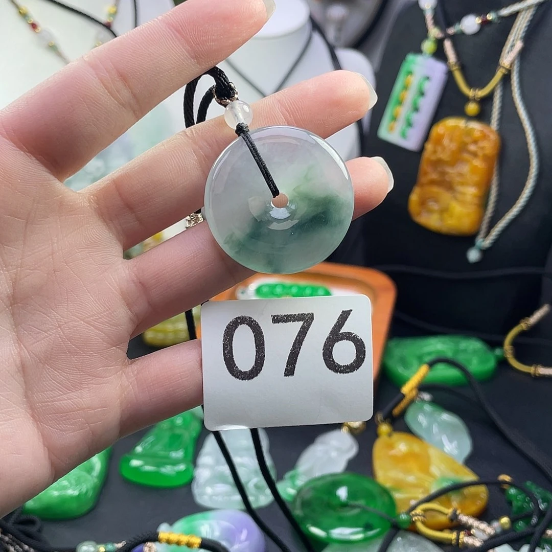 翡翠未镶嵌吊坠(赠链)
