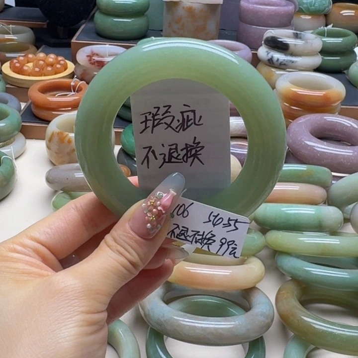 刘***姨石英质玉未镶嵌手镯