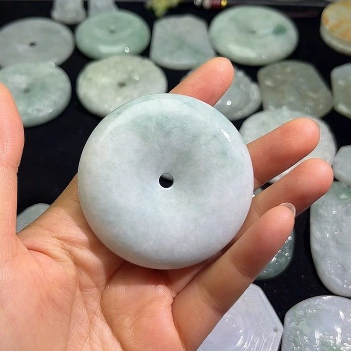 翡翠未镶嵌颈饰平安扣