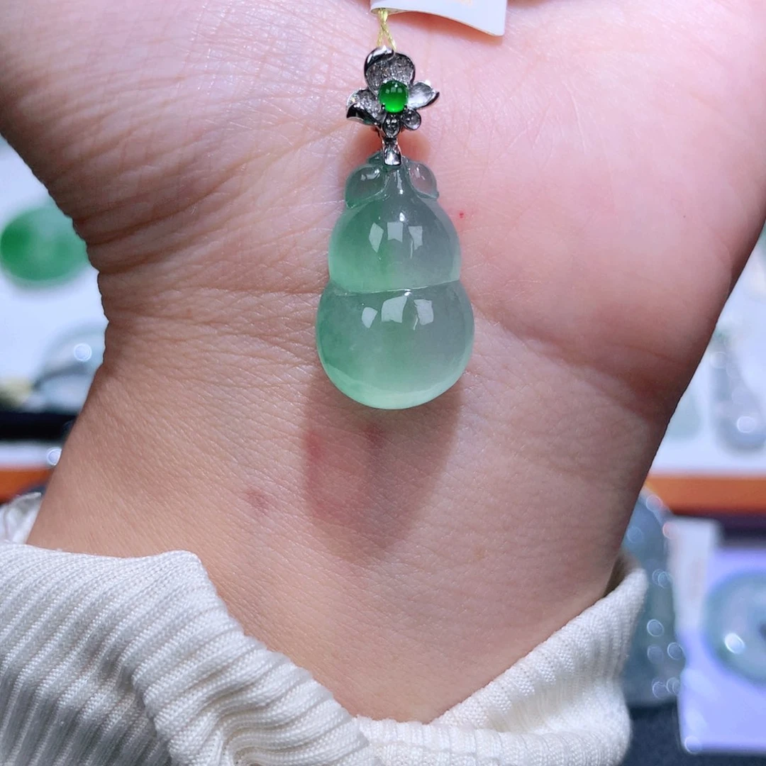颈饰18K金镶嵌翡翠葫芦