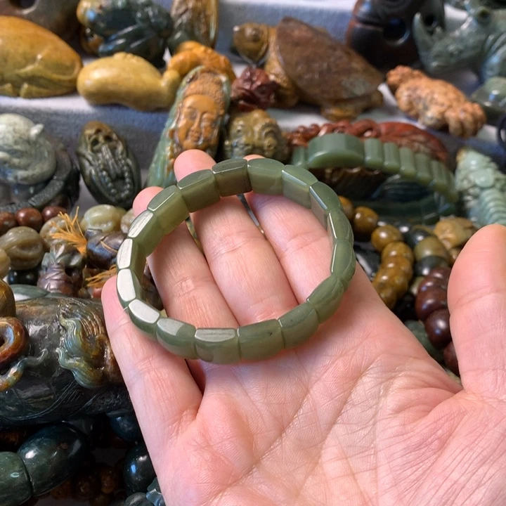 未镶嵌岫岩河磨玉（透闪石质玉）把件