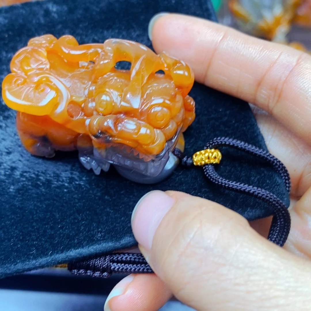 未镶嵌石英质玉（黄龙玉）颈饰