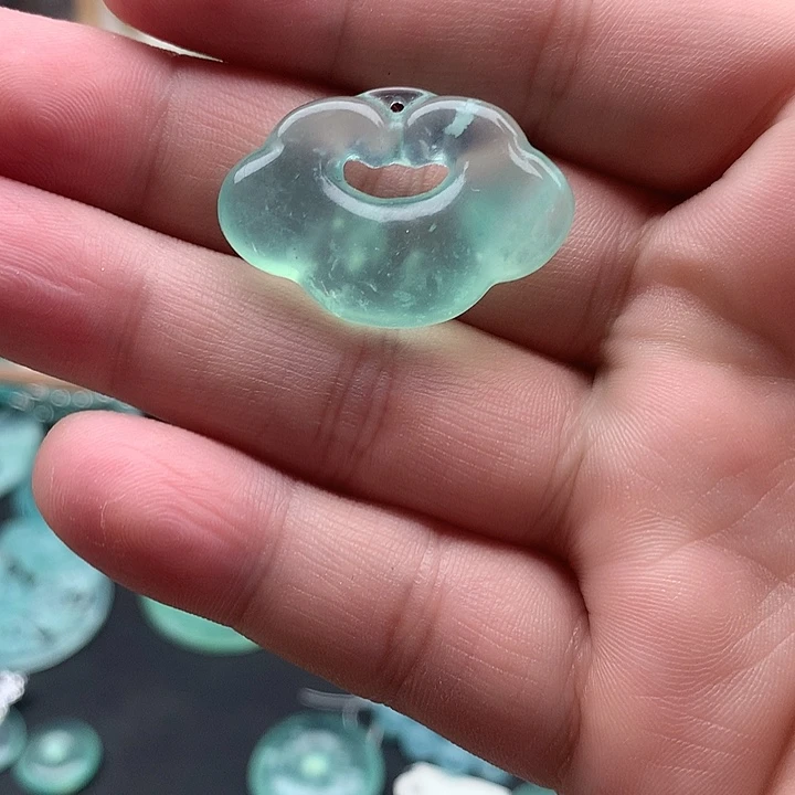 岫玉未镶嵌颈饰祥云锁