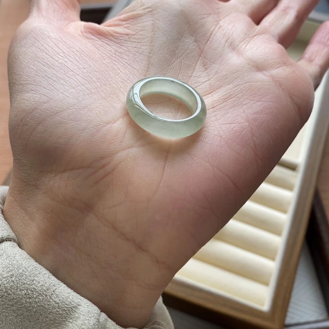 小***页石英质玉未镶嵌手镯