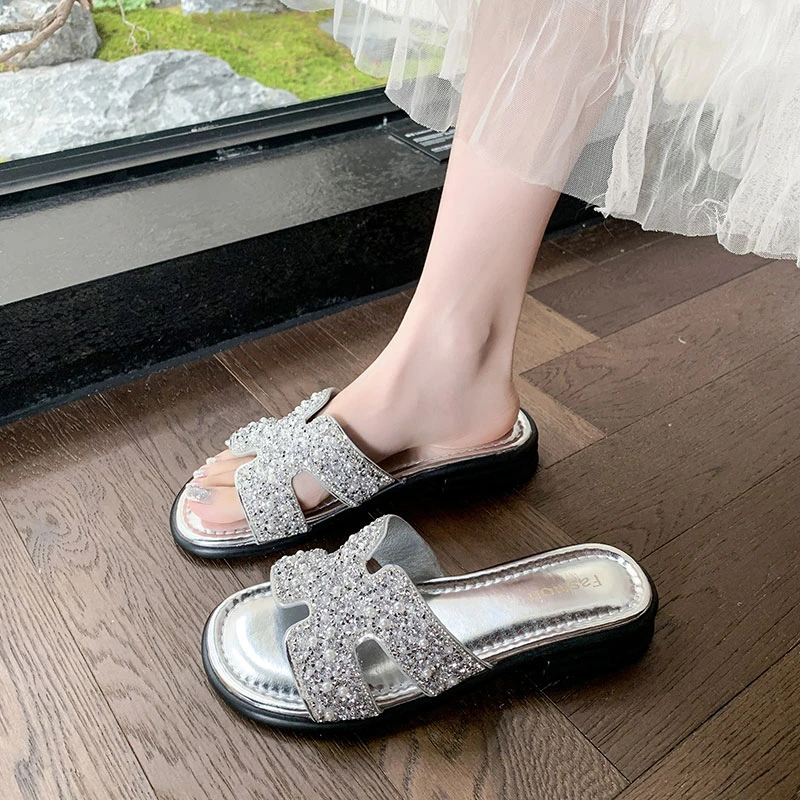 轻奢简约珍珠水钻低跟软底凉拖女2025夏新轻便舒适气质百搭凉拖鞋