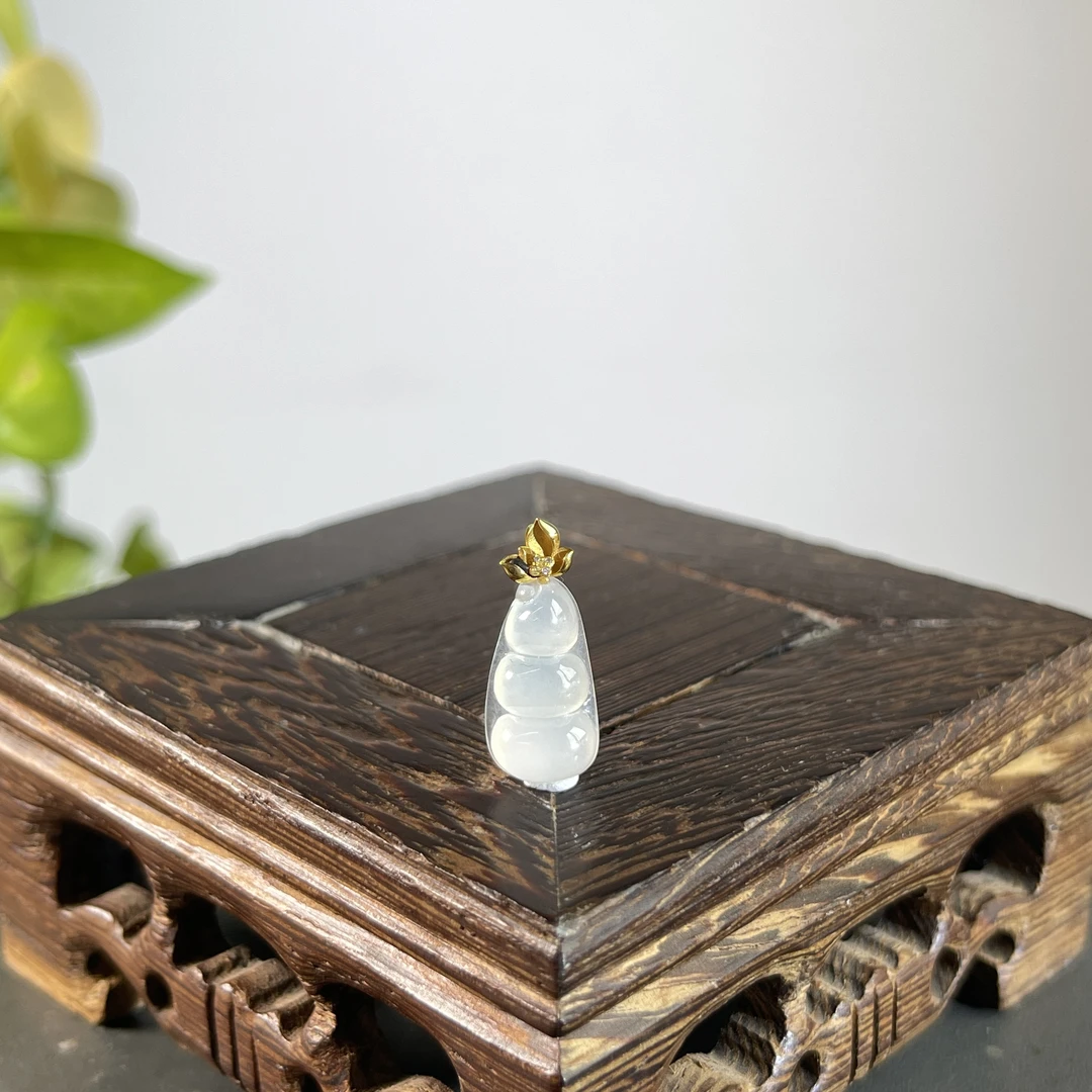 JGB18-23  天然缅甸A货翡翠  18K扣福豆