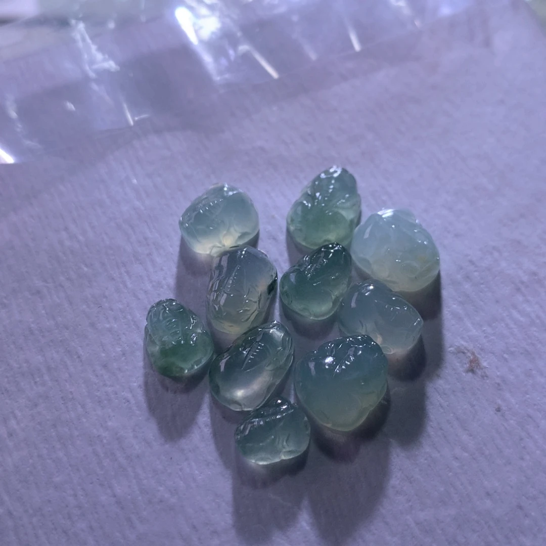 翡翠未镶嵌颈饰一手