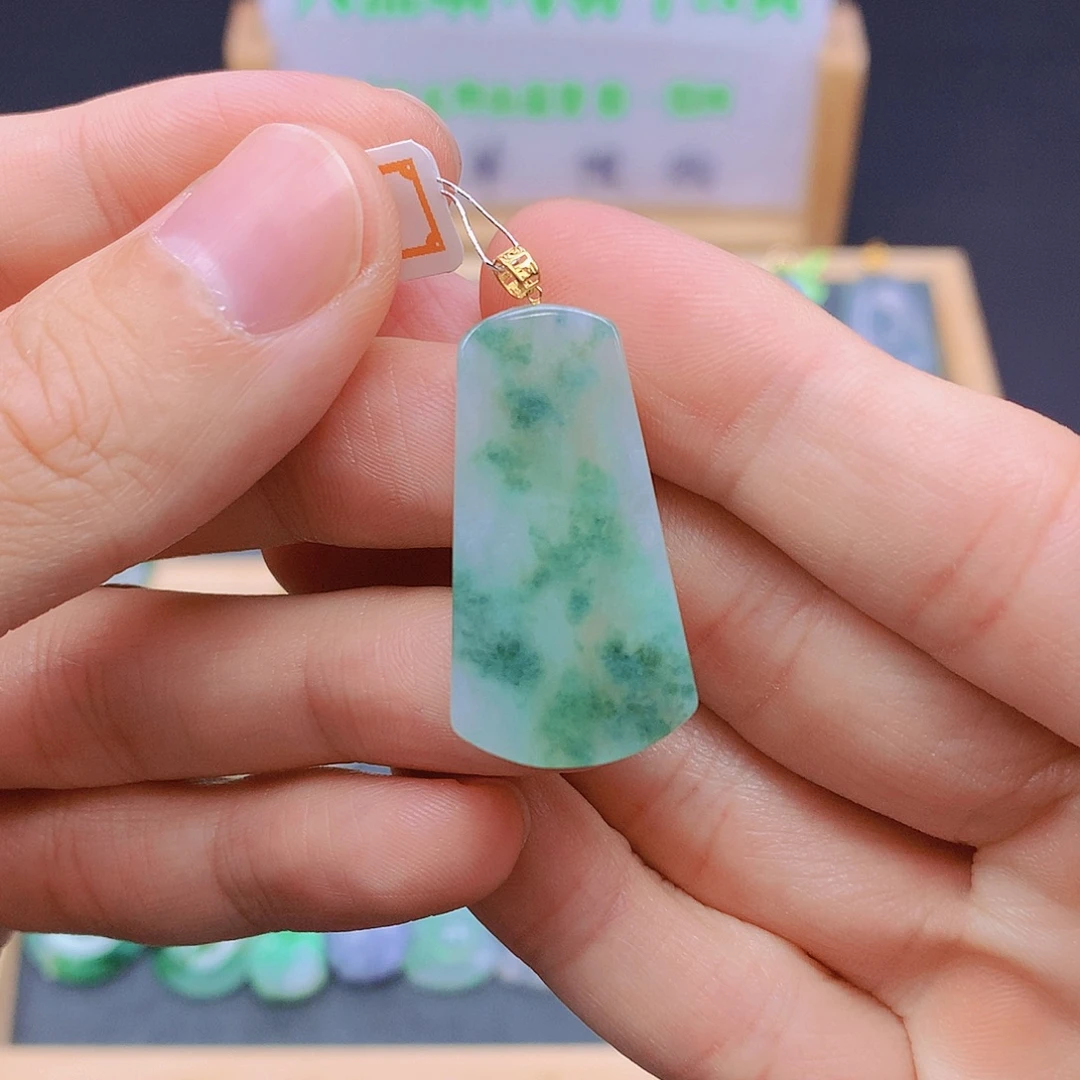 翡翠18K金镶嵌颈饰翡翠