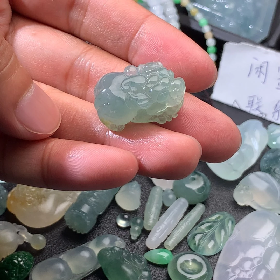 颈饰未镶嵌翡翠挂件